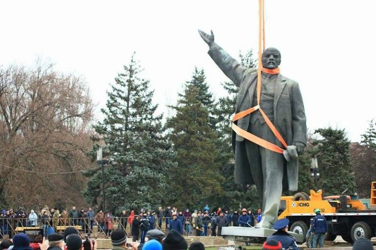 Демонтаж памятника. Памятник Ленину в Запорожье. Снесение памятника Ленина. Памятник Ленину в Запорожье 2022г.. Памятник Ленину восстановили в Запорожье.