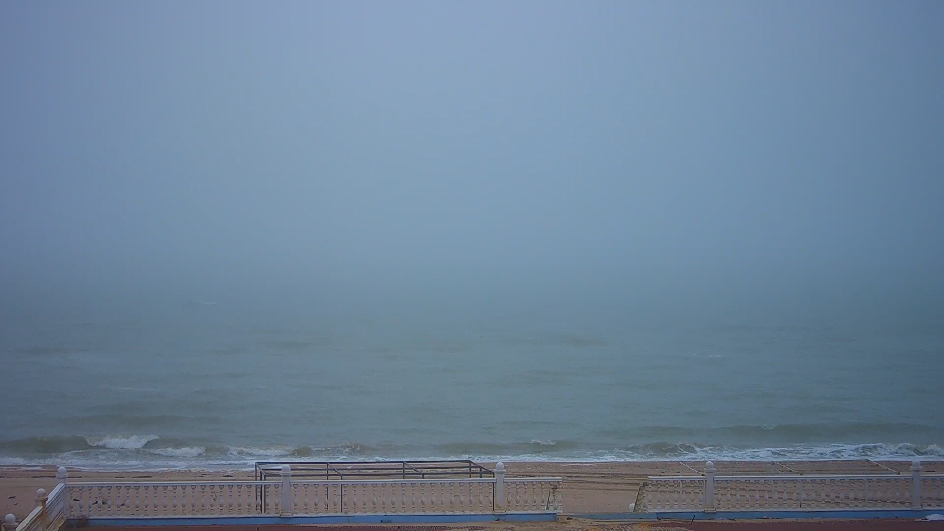 Накрыло плотно. Азовское море туман. Вид туманного Азовского моря с песком. Туман накрыл у моря. Азовское море туман красота.